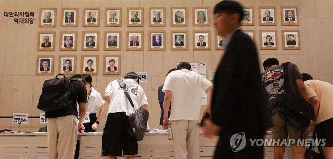 붐비는 사직전공의 대상 연수강좌 현장