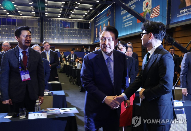 한동훈 대표와 인사 뒤 행사장 떠나는 윤석열 대통령