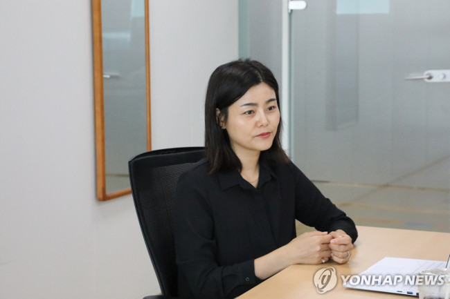 연합뉴스와 인터뷰 중인 윤미숙 교사노조연맹 부위원장