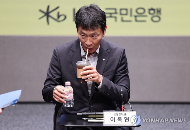 음료 마시는 이복현 금융감독원장