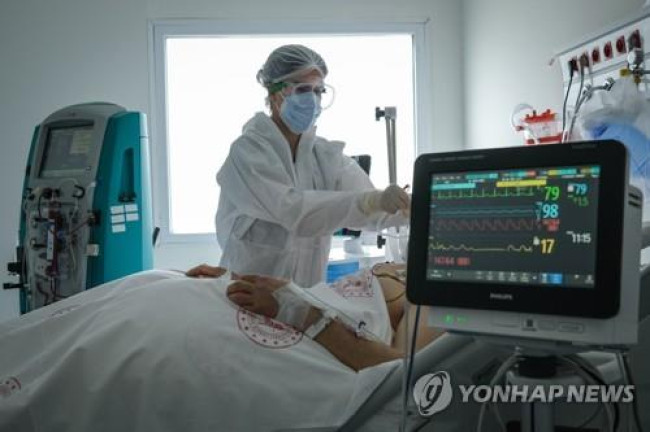 코로나19 감염 환자를 돌보는 의료진 