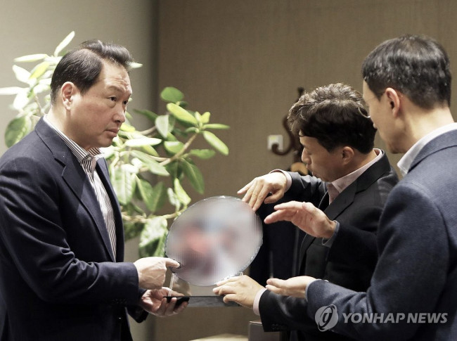 지난 1월 SK하이닉스 이천캠퍼스 방문한 최태원 회장