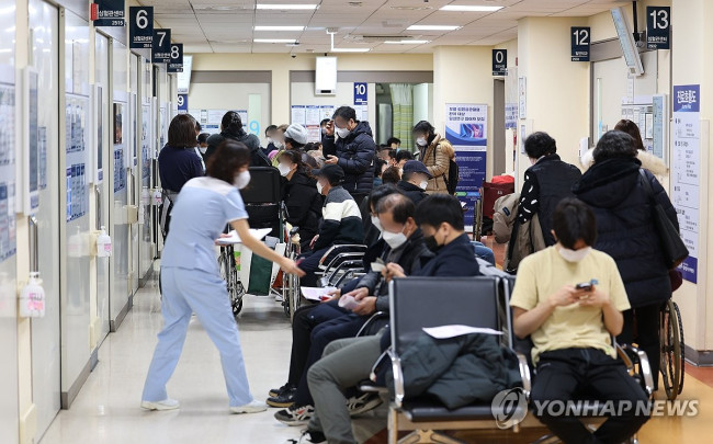 외래 환자로 분주한 병원
