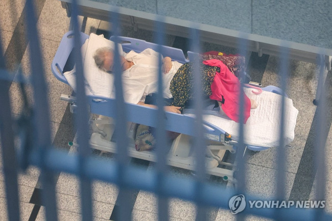 7월 22일 서울 시내 한 대형병원에서 대기 중인 환자