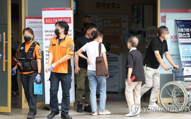 북적이는 응급실 앞