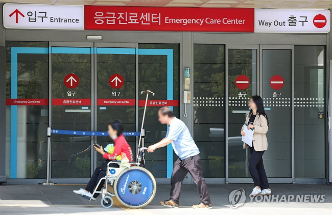 응급진료센터 앞 지나가는 환자와 보호자