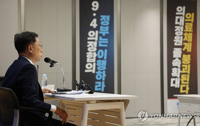 취재진 질문에 답하는 이종태 이사장