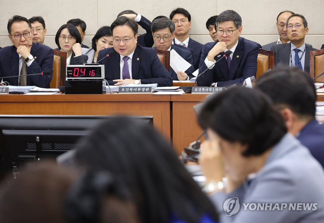 답변하는 조규홍 보건복지부 장관