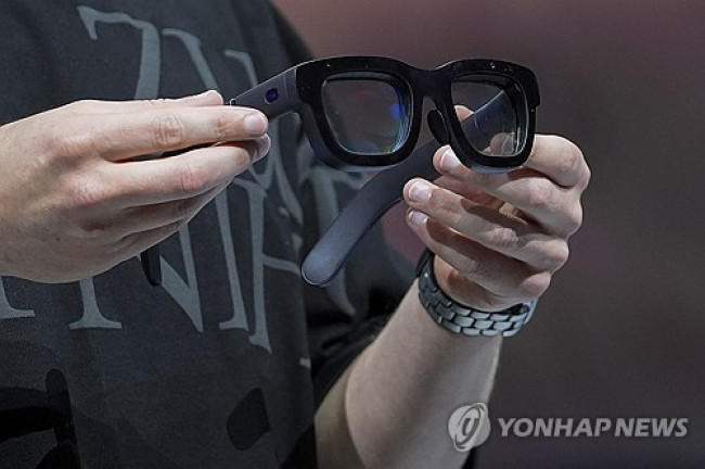 메타가 공개한 AR 안경 '오라이언' 
