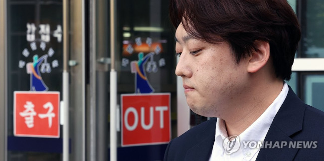 질문 듣는 박단 대한전공의협의회 비대위원장