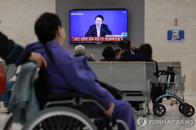 병원에서 지켜보는 윤석열 대통령 대국민 담화