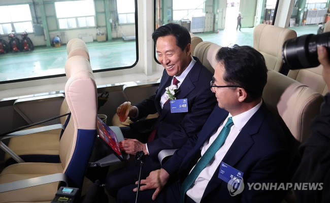 한강버스 둘러보는 오세훈 시장