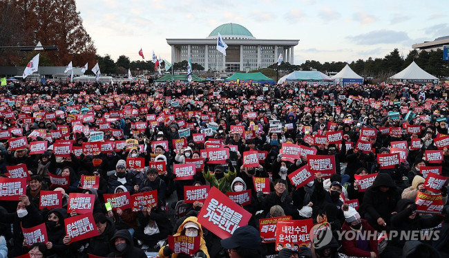 국회 앞 촛불 인파
