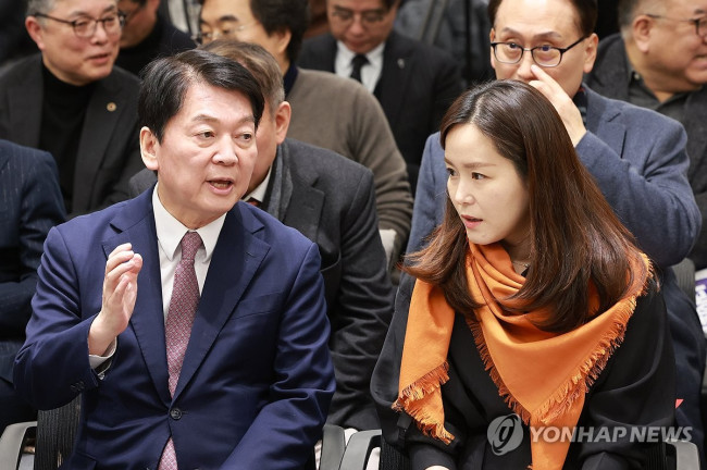 대화하는 안철수 의원-이주영 의원