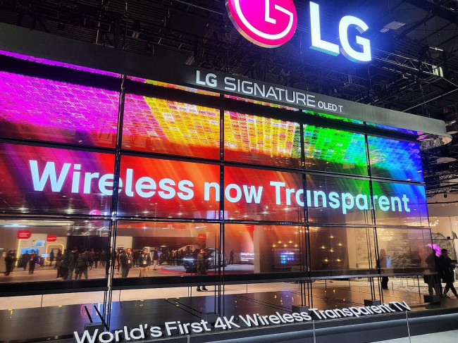 LG전자가 CES 2024서 선보인 무선 투명 올레드 TV