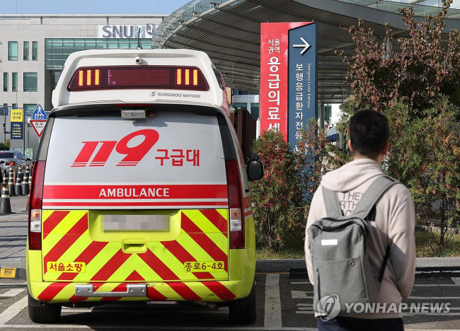 서울 시내 한 대형병원 응급의료센터 앞에 구급차가 주차돼 있다.