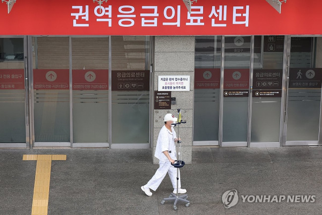 서울 시내 한 대형병원 응급의료센터 인근에서 환자가 이동하고 있다.