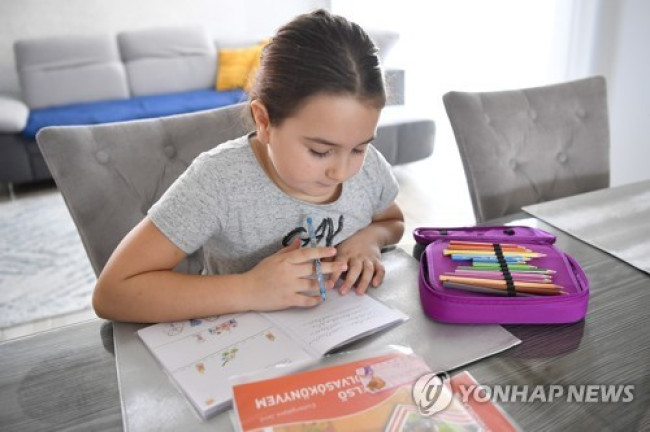 숙제하는 아이