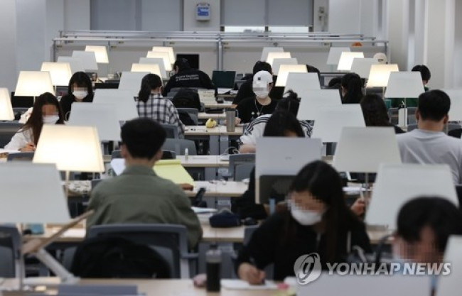 열공 중인 대학생들