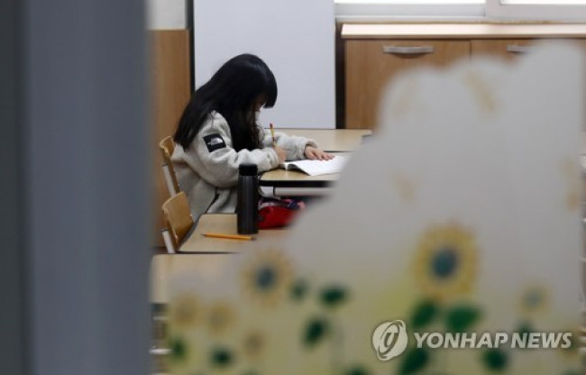 공부하는 초등학생