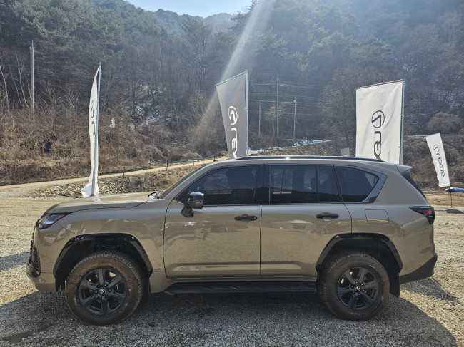 LX 700h 오버트레일 그레이드 옆모습