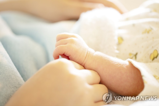 아기 손