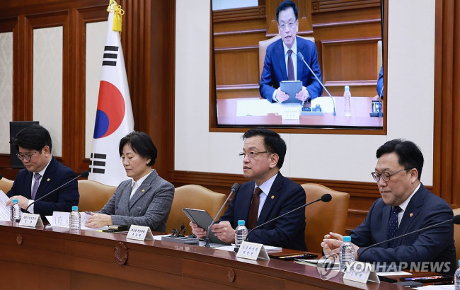 국정현안관계장관회의에서 발언하는 최상목 권한대행