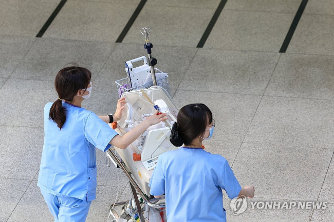 서울 시내 한 대학병원에서 이동하는 간호사들. 기사 내용과 직접적인 관련 없음.