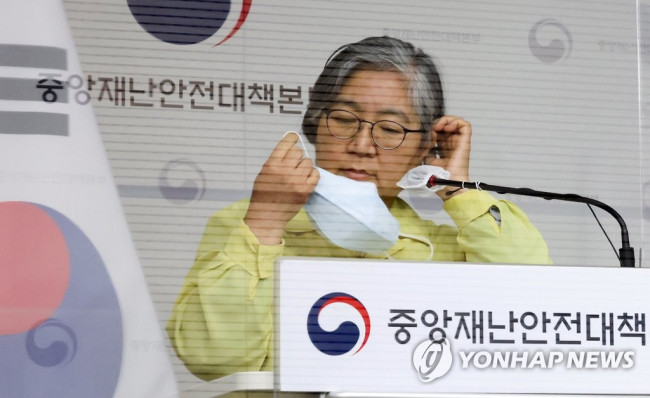 마스크 벗는 정은경 청장