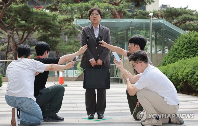 첫 출근하며 질문에 답하는 정은경 장관 후보자