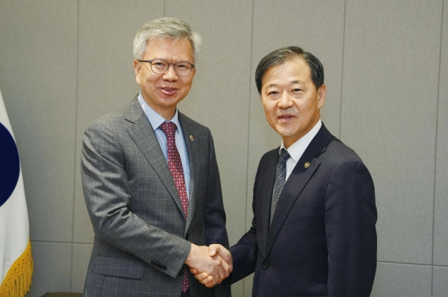 악수하는 이형훈 복지부 2차관(오른쪽)과 김택우 의협 회장