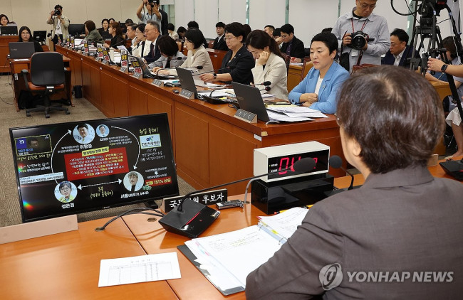 의원 질의 경청하는 정은경 복지부 장관 후보자