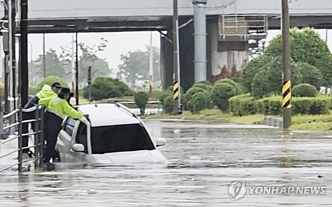 불어 난 태화강에 침수된 차량