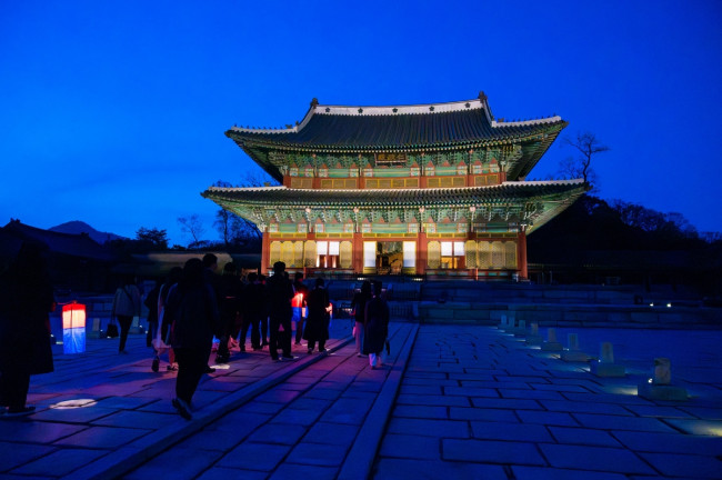 인정전 앞 야간 탐방