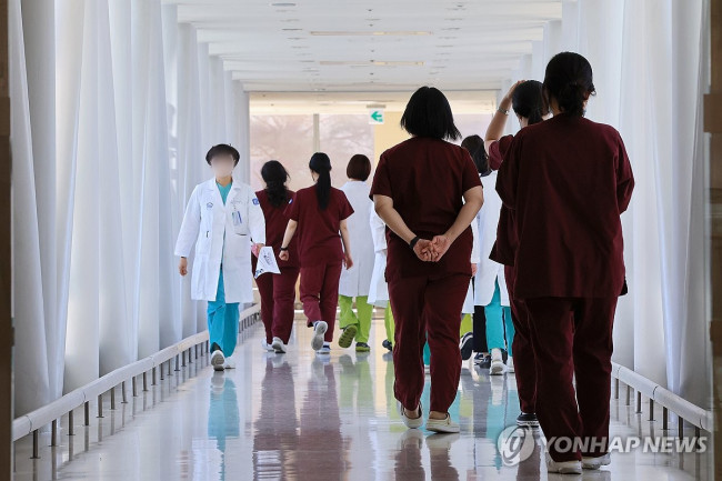 서울 시내 한 대학병원에서 이동하는 의료진