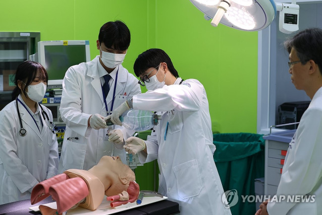 실습수업 참가한 의대생들