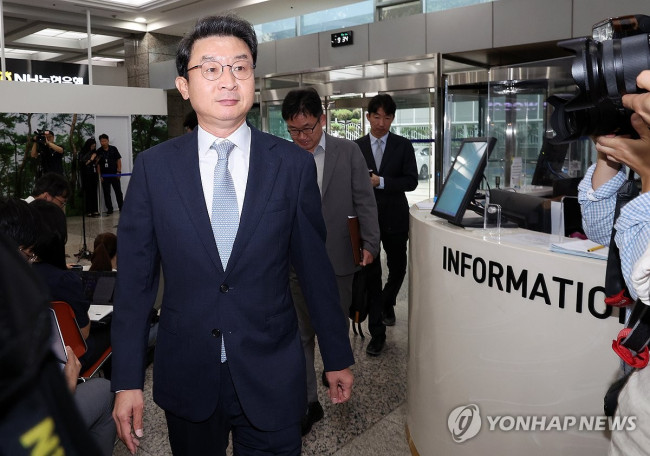 첫 출근하는 이억원 금융위원장 후보자