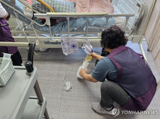 소변 색으로 어르신 건강 상태를 확인합니다