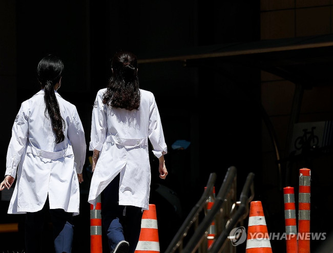 한 지역 병원의 의료 관계자들. 기사 내용과 직접적인 관련 없음. 