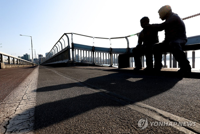 서울 마포대교 '한 번만 더' 동상