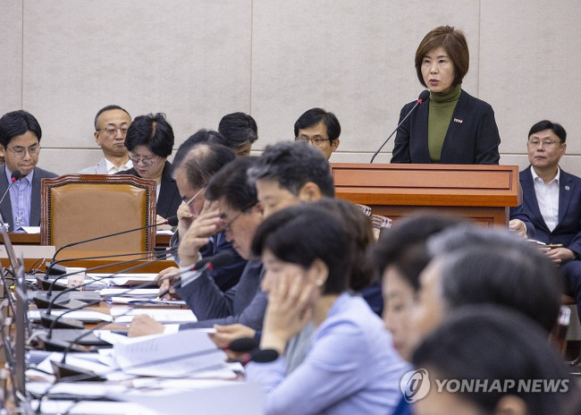 법안 심의 보고하는 김미애 복지위 제1소위 위원장