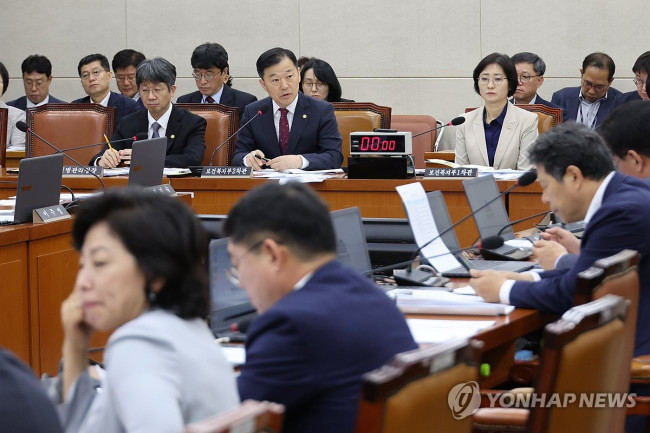 답변하는 이형훈 보건복지부 2차관