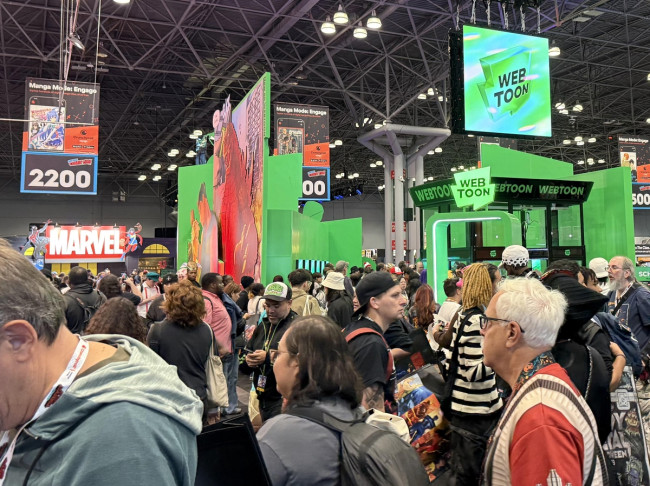 뉴욕 코믹콘 웹툰 엔터 전시관 앞의 관람객