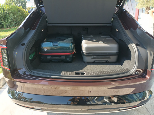 캐리어 2개를 싣은 ES90 트렁크