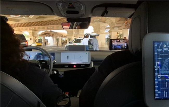 전방 택시가 차선을 물고 정차하자 대기 중인 로보택시